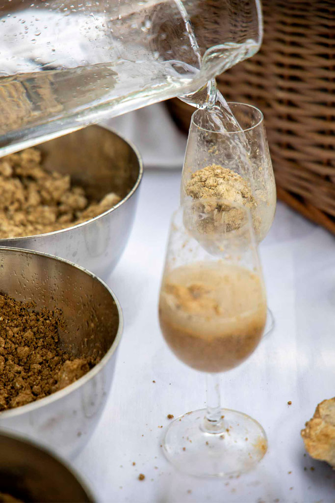 Verres de terre pendant l'identité terroir du Champagne Benoît Cocteaux - Agence Discovery Reims