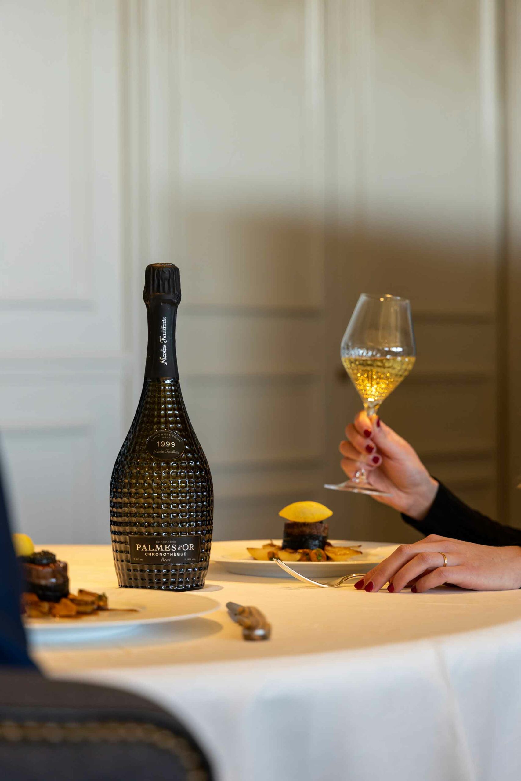 Cuvée Chronothèque Palmes d'Or Champagne Nicolas Feuillatte sur la table du restaurant étoilé du Royal Champagne | Réalisation Agence de communication Discovery