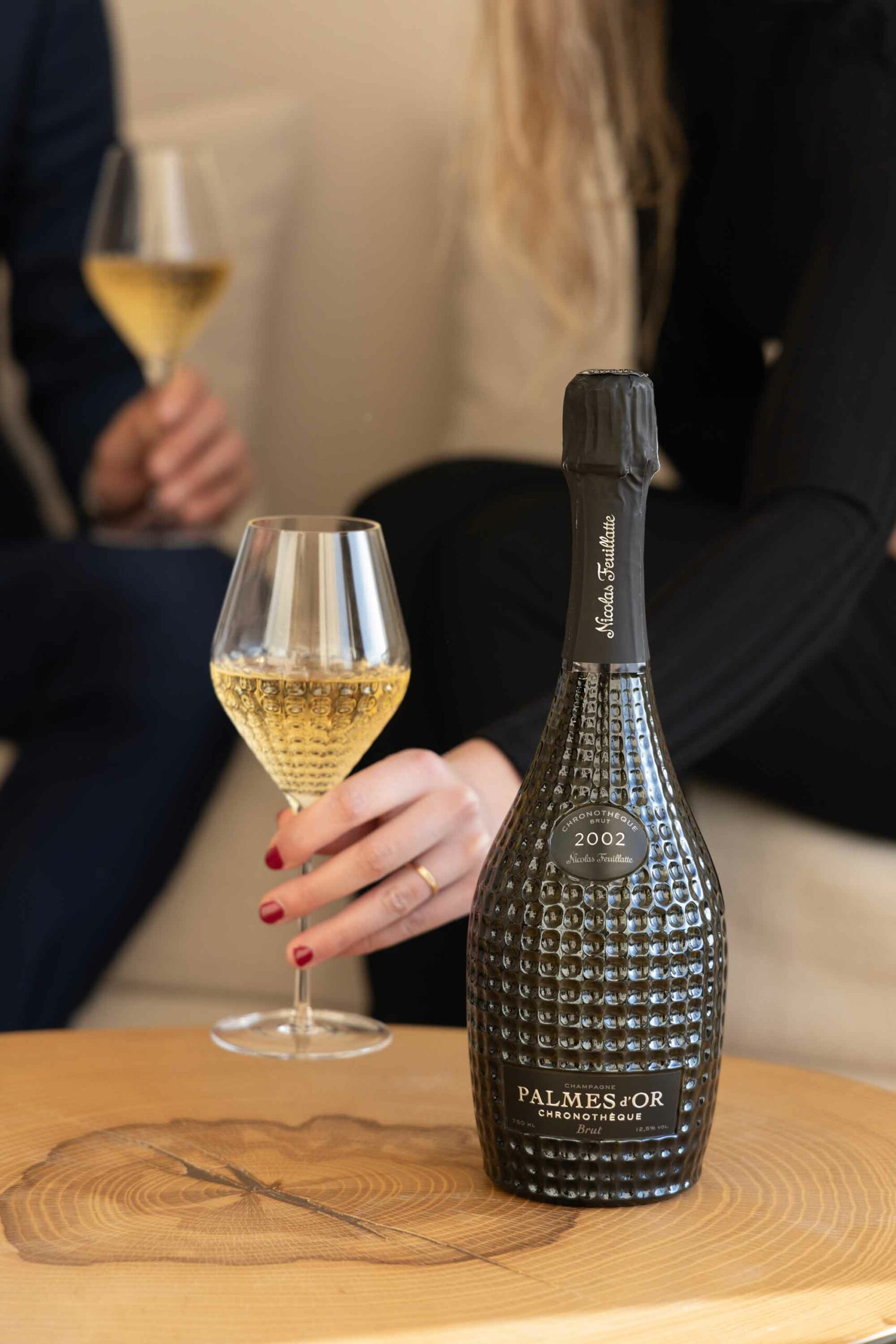 Un couple déguste la cuvée Chronothèque Palmes d'Or Champagne Nicolas Feuillatte | Réalisation Agence de communication Discovery