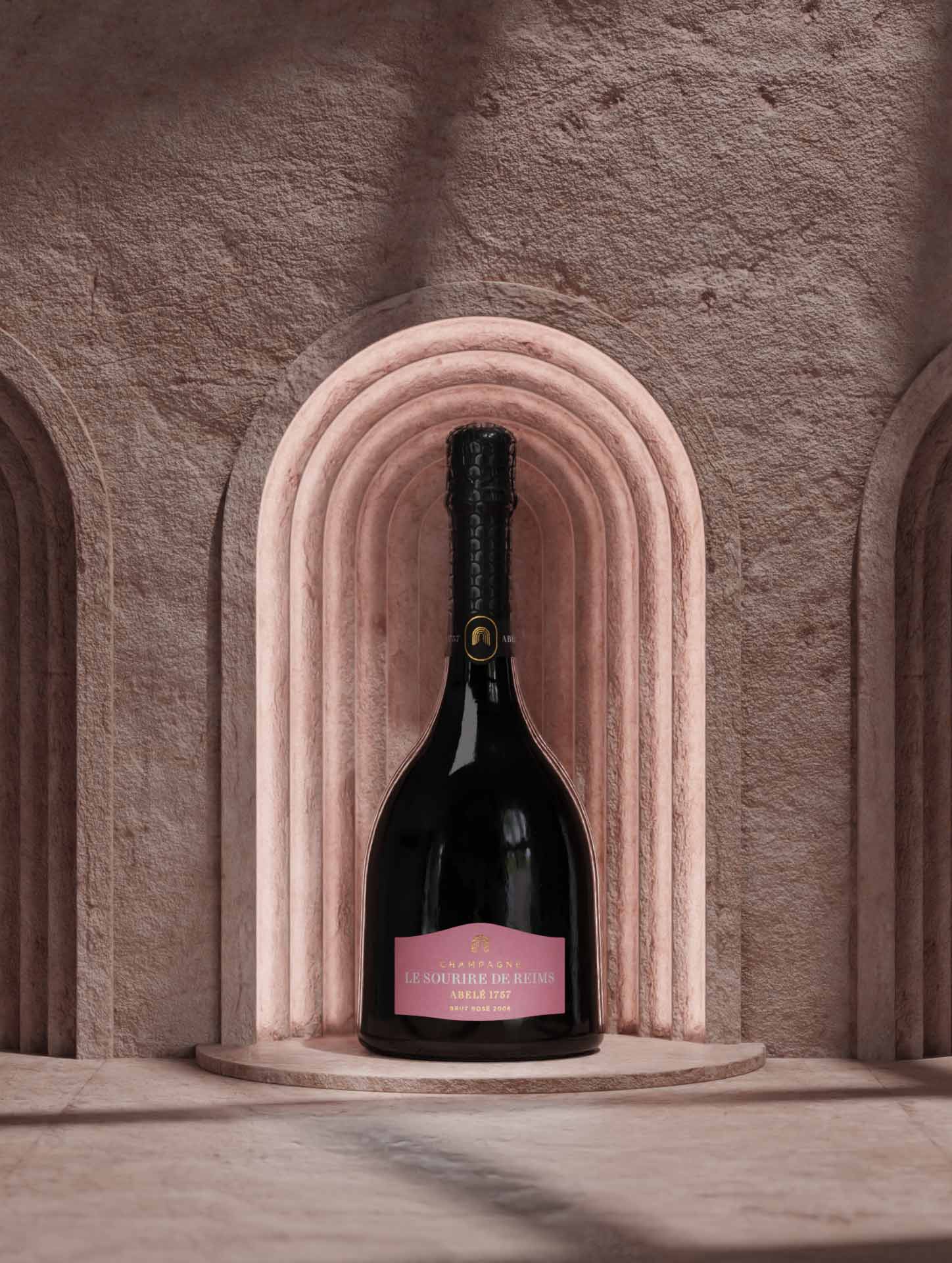 Bouteille de Sourire de Reims Rosé dans des arches | Réalisation Agence Discovery