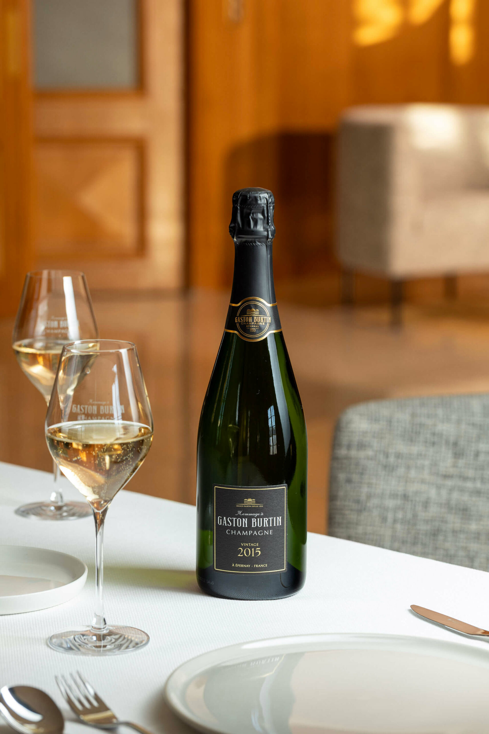 Millésime 2015 du Champagne Burtin sur une table gastronomique ©Agence Discovery