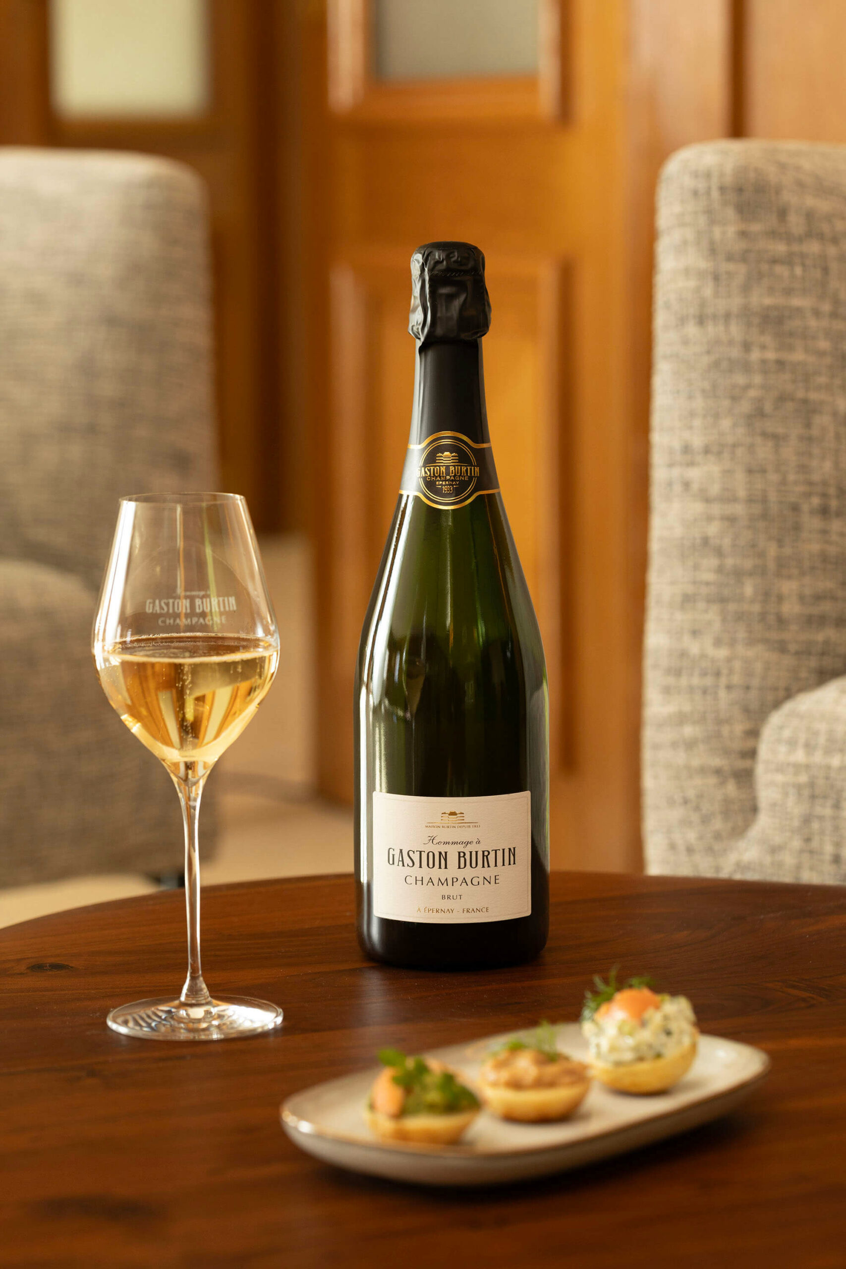 Champagne Brut tradition et ses petits fours pour le Champagne Burtin©Agence Discovery