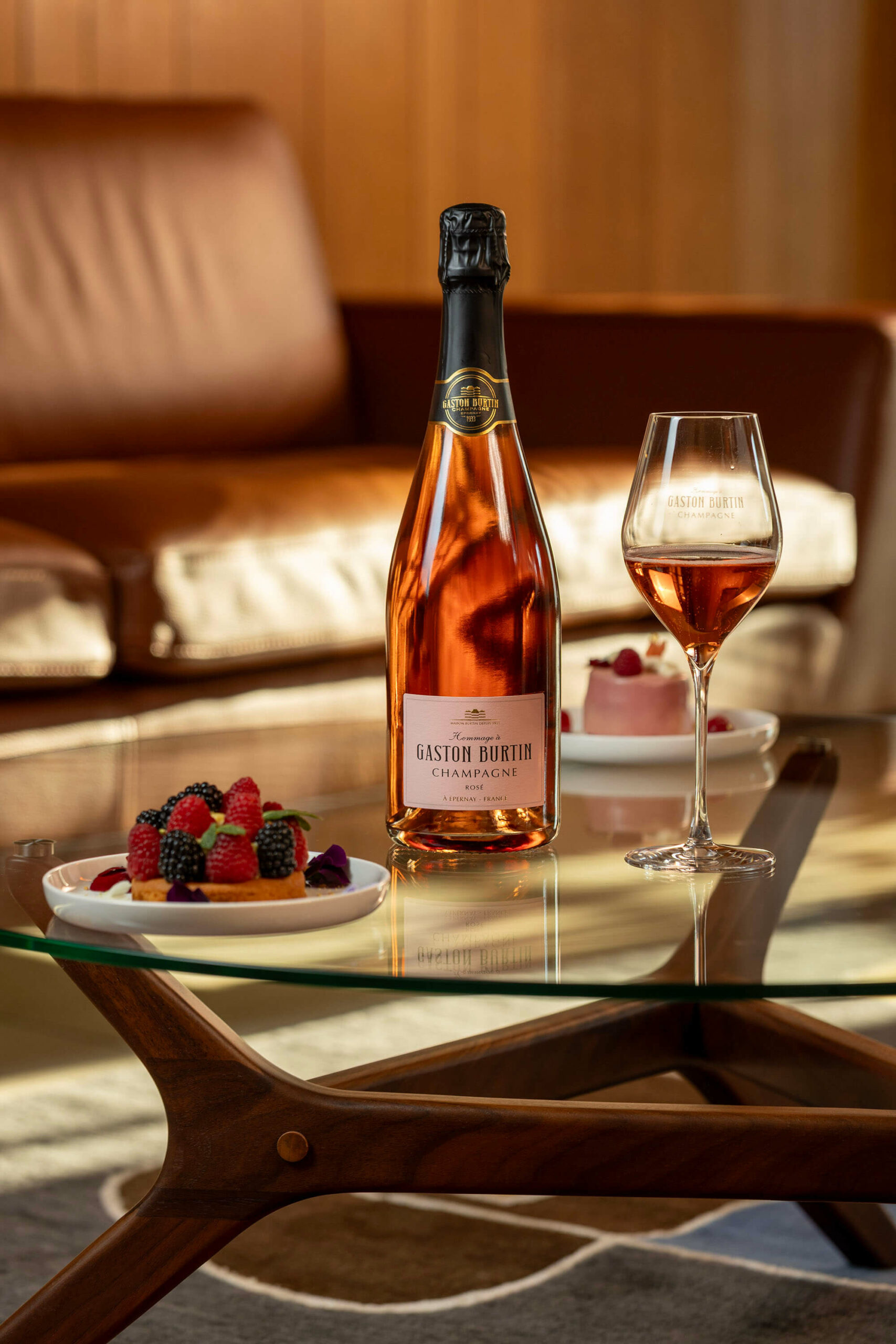 Champagne Rosé et ses pâtisseries pour le Champagne Burtin ©Agence Discovery