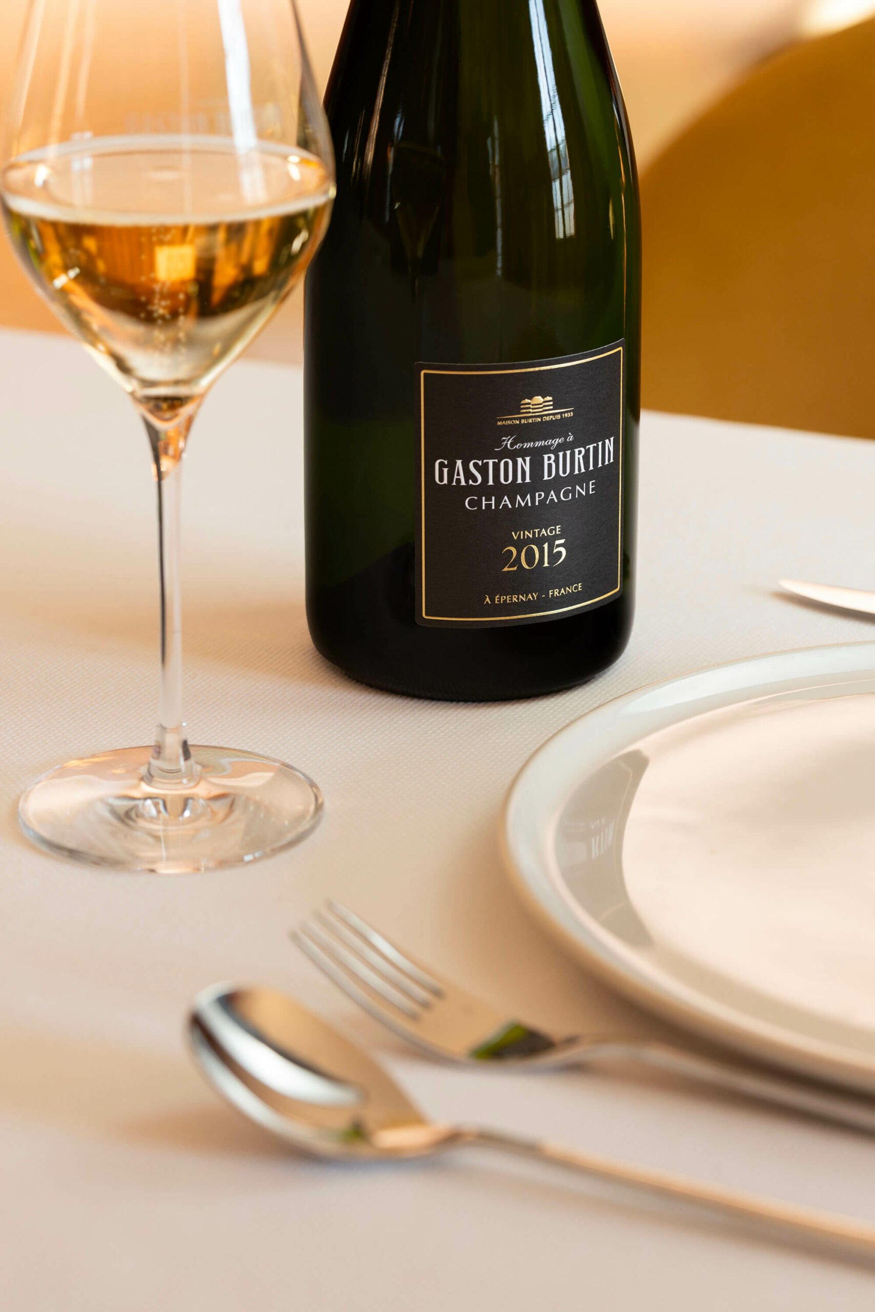 Millésime 2015 du Champagne Burtin sur une table gastronomique ©Agence Discovery