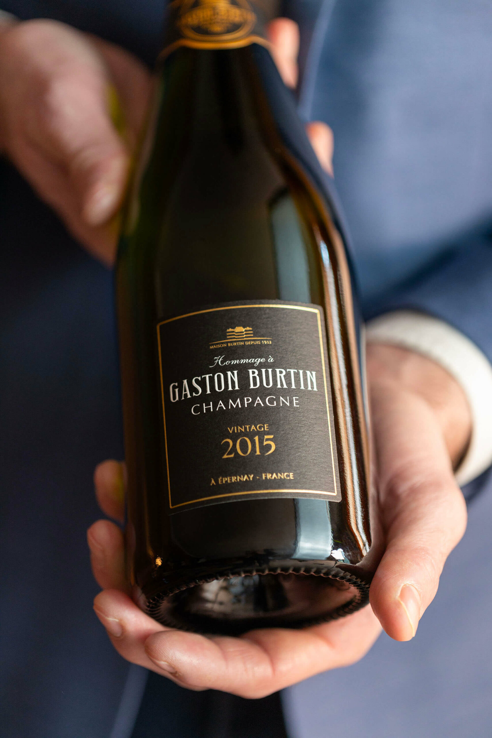 Millésime 2015 du Champagne Burtin présenté par un sommelier ©Agence Discovery