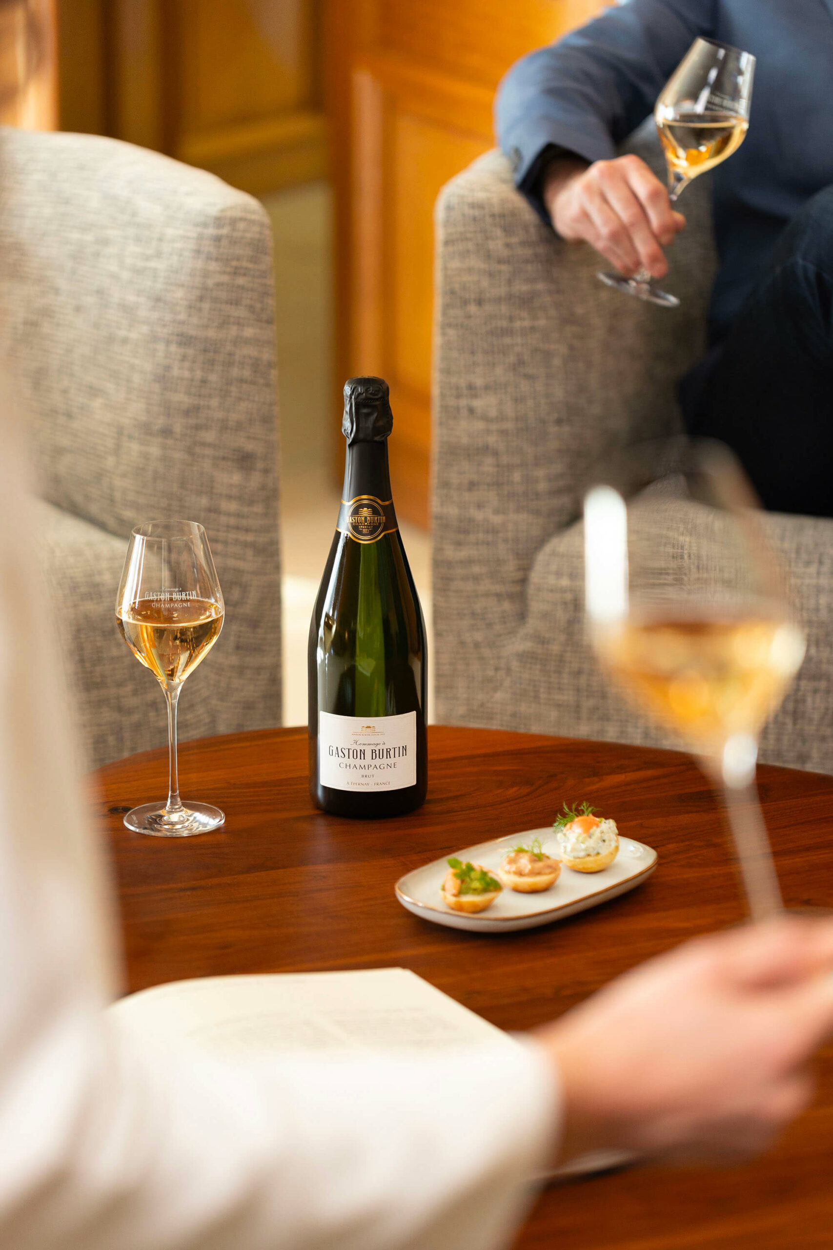 Dégustation du champagne Brut tradition et ses petits fours pour le Champagne Burtin©Agence Discovery