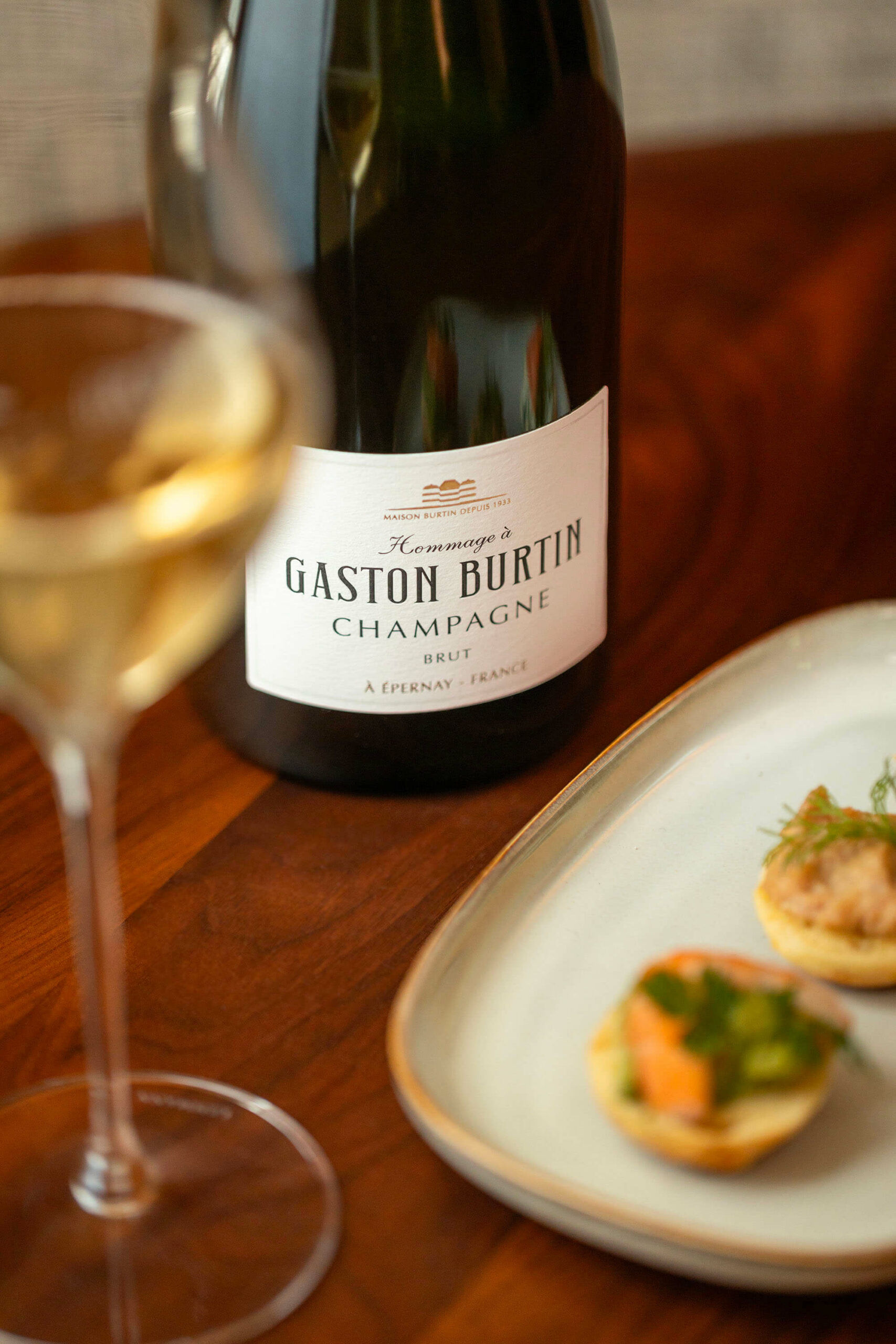 Étiquette du Champagne Brut de la Maison Burtin Champagne Brut tradition et ses petits fours pour le Champagne Burtin©Agence Discovery