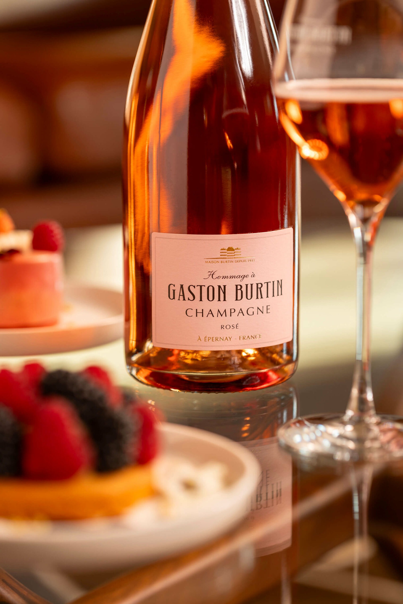 Étiquette du Champagne Rosé de Maison Burtin Champagne Brut tradition et ses petits fours pour le Champagne Burtin©Agence Discovery