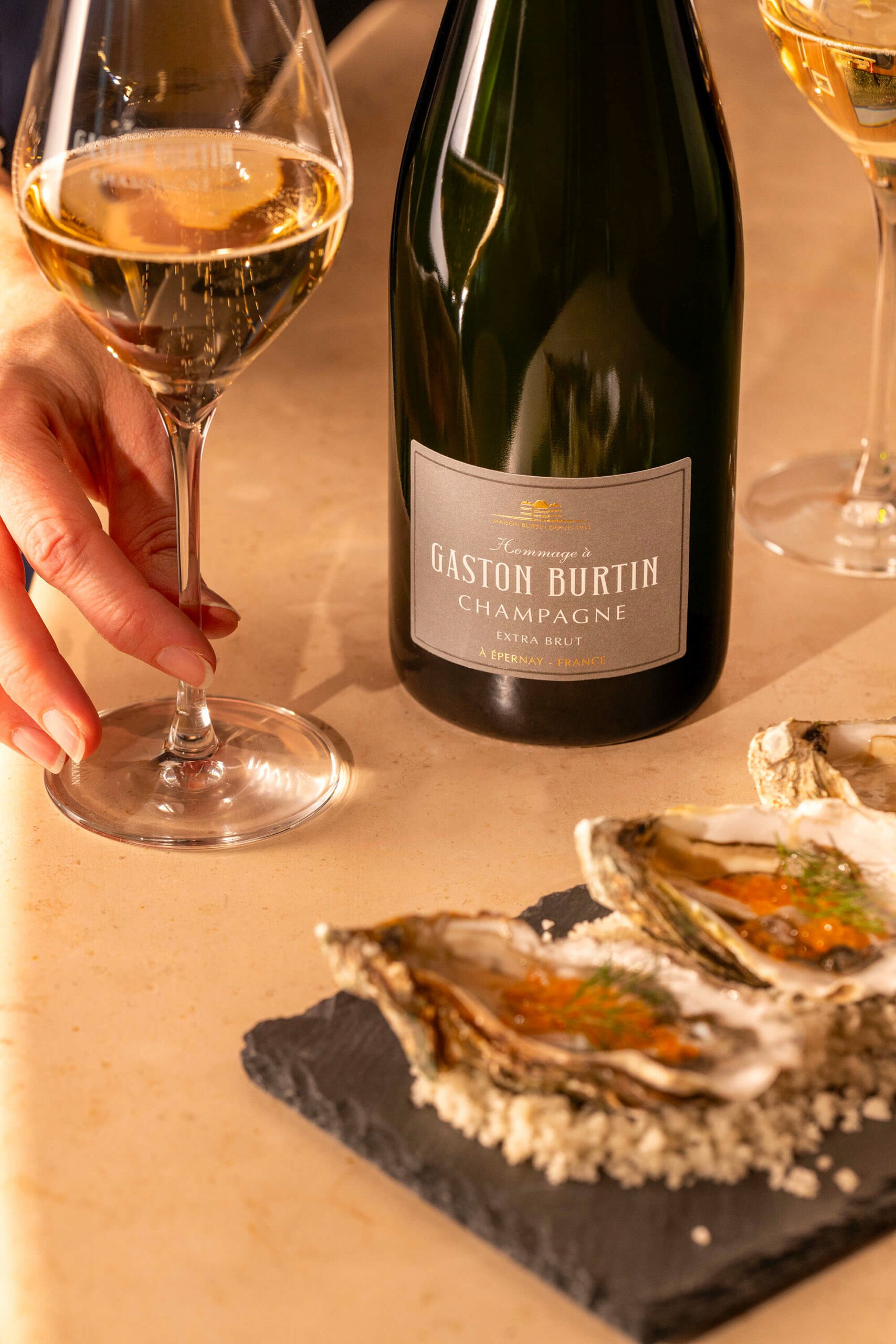 Cuvée Extra Brut du Champagne Burtin et ses huîtres Champagne Brut tradition et ses petits fours pour le Champagne Burtin©Agence Discovery