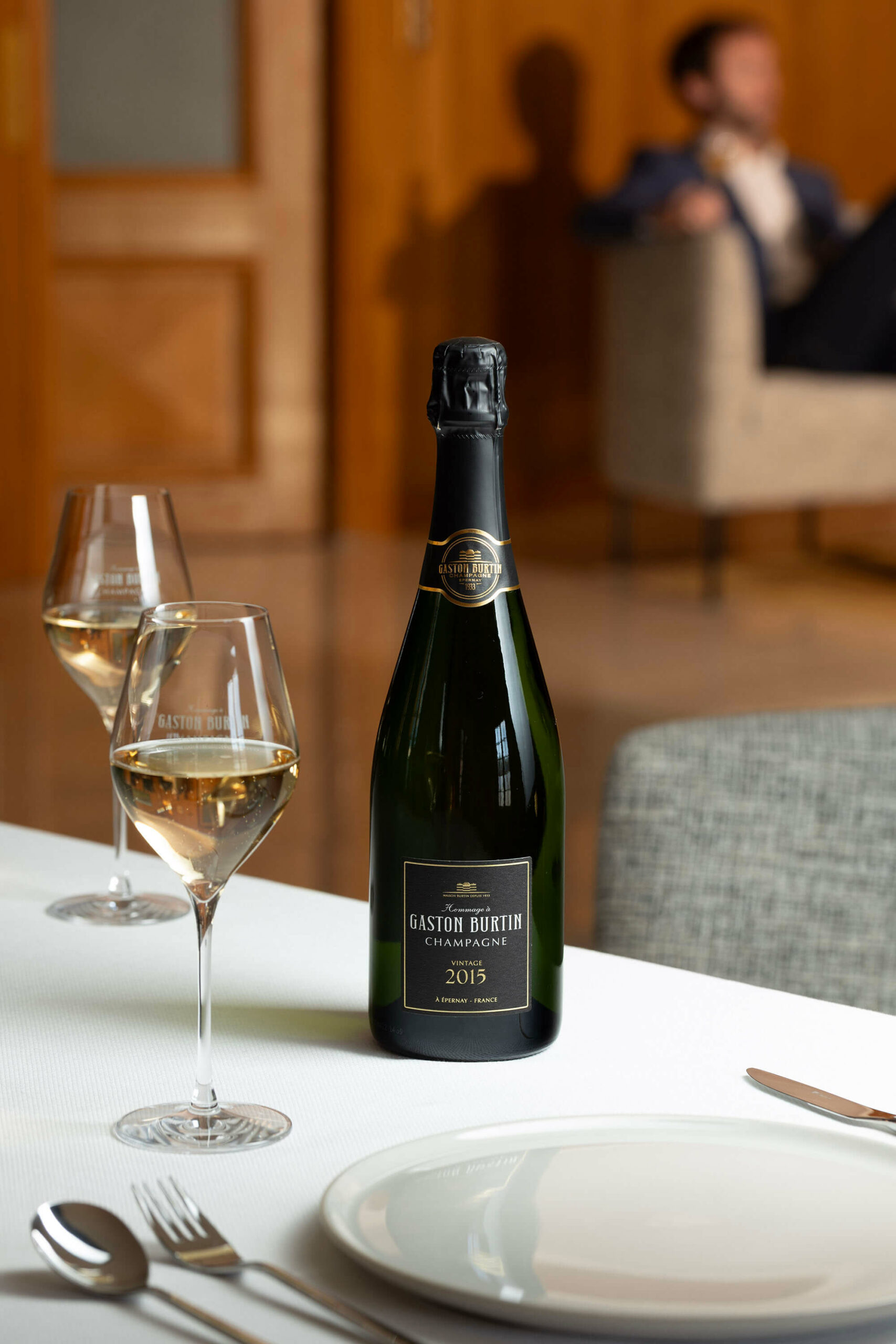 Cuvée millésime du Champagne Burtin Champagne Brut tradition et ses petits fours pour le Champagne Burtin©Agence Discovery