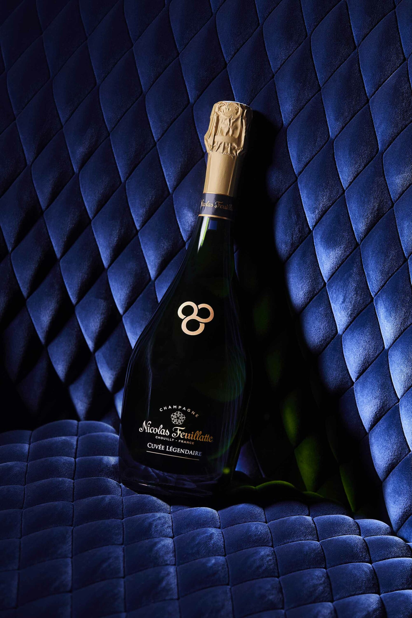 Champagne Nicolas Feuillatte - Cuvée Légendaire dans un fauteil bleu - Photo par Agence Discovery