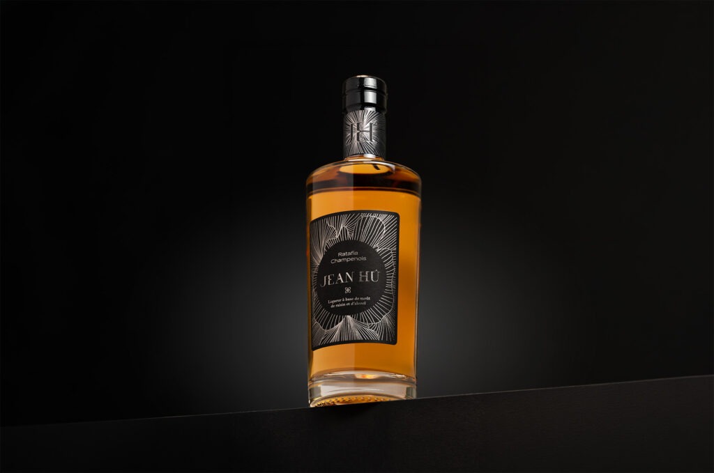 Bouteille de ratafia champenois du Champagne Jean Hû réalisé par l'agence Discovery